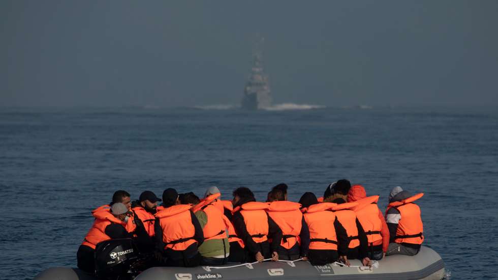 Migrantes atravessam ilegalmente o canal da mancha