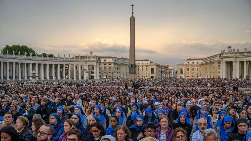 "Vem sempre muita gente ver o papa e depois o conclave", explicou a polícia
