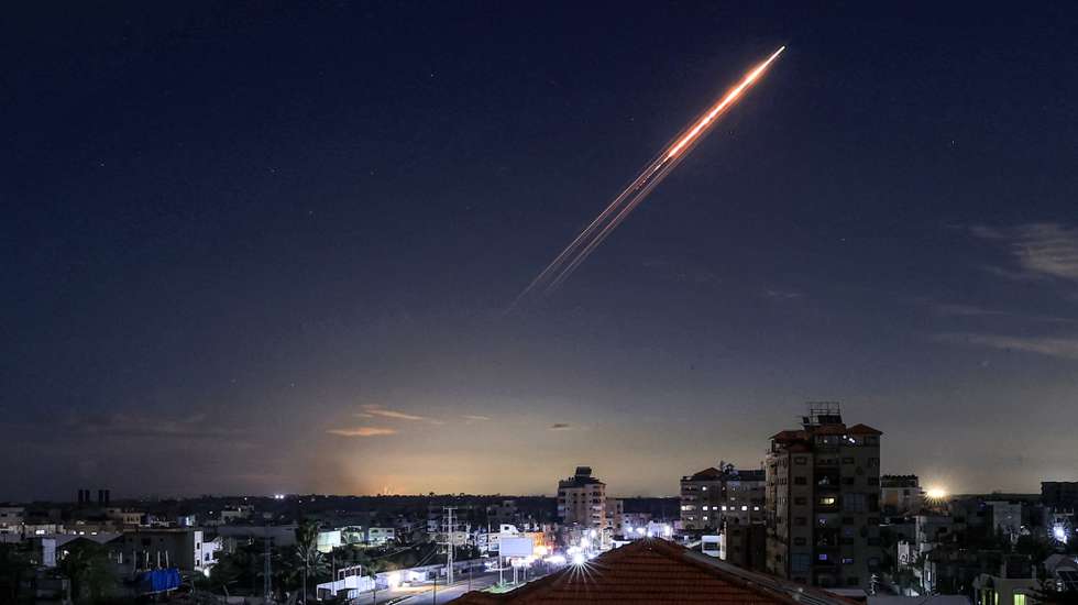 Míssil lançado pelo Irão rasga o céu durante os conflitos com Israel e EUA