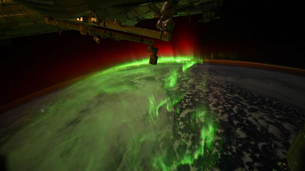 As auroras austrais são formadas pela colisão de partículas solares com o campo magnético da Terra