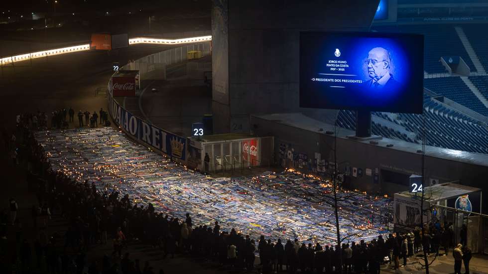 A dimensão do memorial espontâneo foi aumentando ao longo dos últimos dois dias