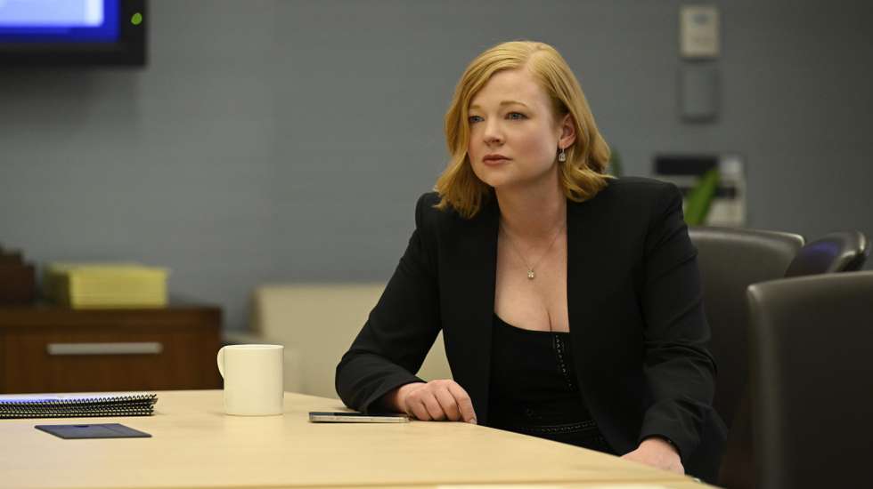 Shiv (Sarah Snook) joga jogos duplos e, como Tom resume, continua a manter todas as opções em aberto