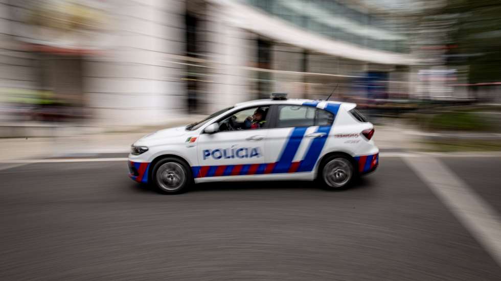 Uma testemunha que se encontrava a passar no local apercebeu-se do sucedido e ameaçou chamar a polícia