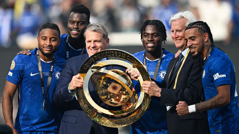 Mark Walter (à direita) e Todd Boehly (à esquerda) na final do Mundial de Clubes que o Chelsea conquistou há um ano