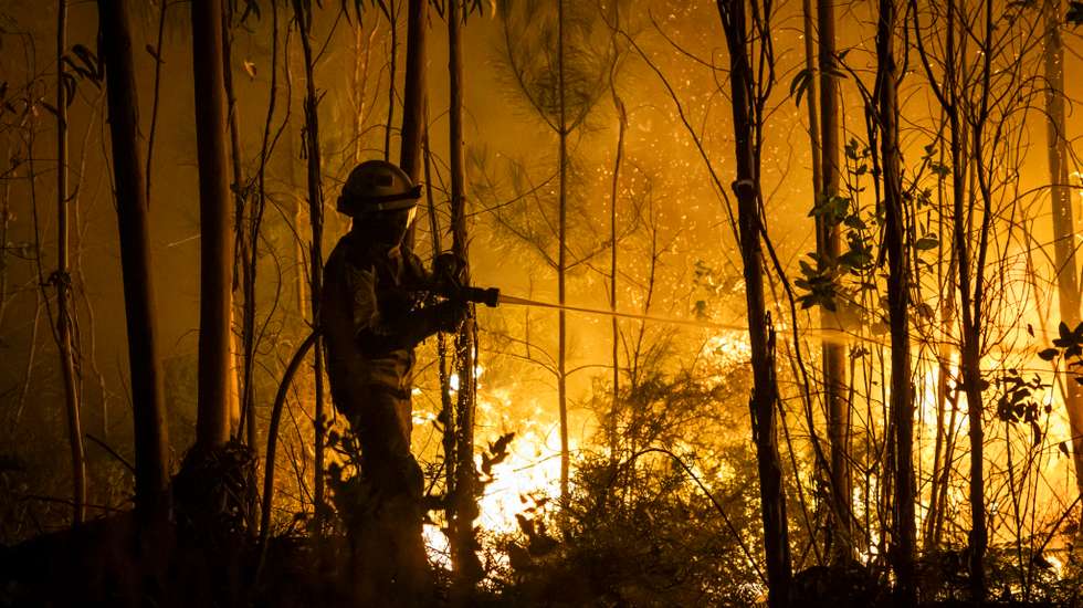 O incêndio começou na segunda-feira, às 22h47, na freguesia de Rebordões (Santa Maria)