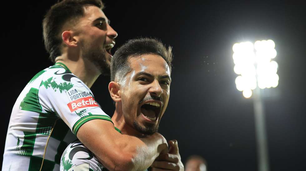 O Moreirense eliminou o FC Porto com golos de Asué e Alanzinho