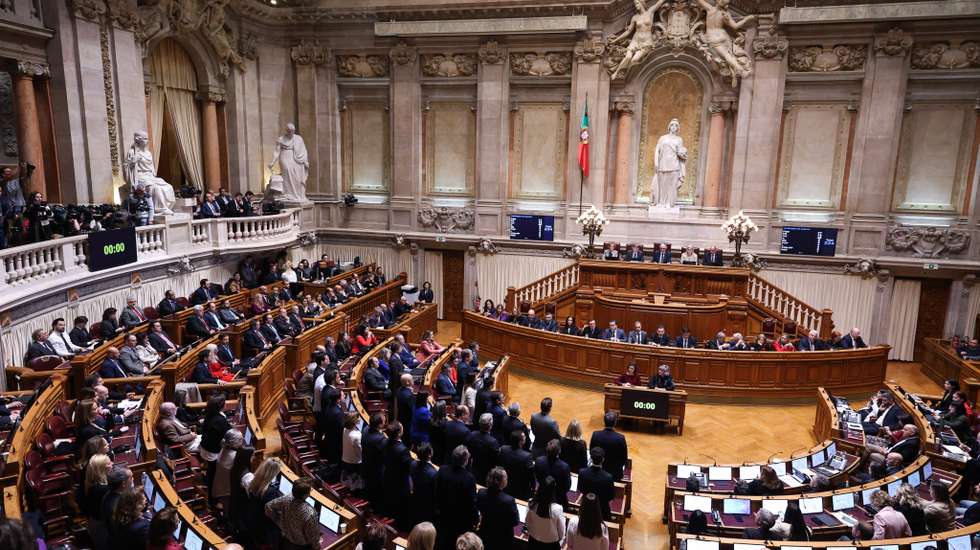 De acordo com o artigo 72.º do Regimento da Assembleia da República, cada grupo parlamentar pode, por sessão legislativa, requerer potestativamente a realização de debates de urgência