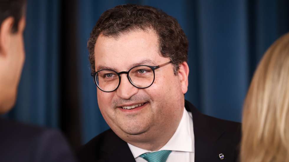 Joaquim Miranda Sarmento, ministro das Finanças, promete baixar IRS e IRC até ao final da legislatura