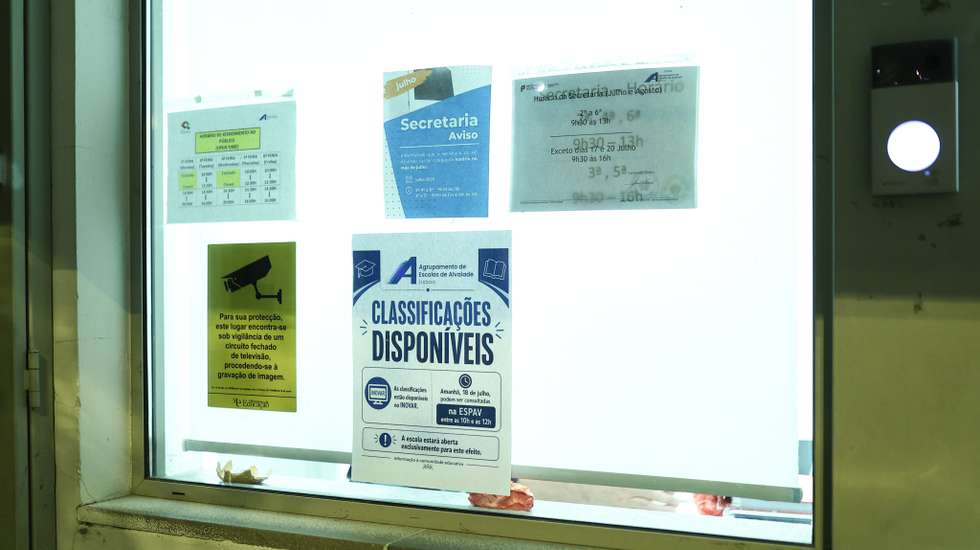 Flyers em protesto contra atrasos na divulgação das notas dos exames nacionais