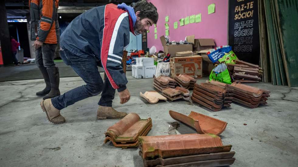 O forte vento destelhou diversas casas e empresas em Leiria