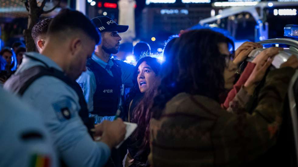 Os jovens foram levados para a esquadra em viatura policial