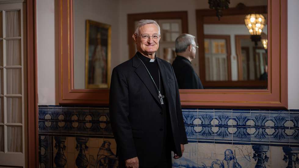 Andrés Carrascosa Coso é natural de Cuenca, Espanha, e tem praticado uma uma política de abertura que rompeu com a tradição dos núncios em Portugal.