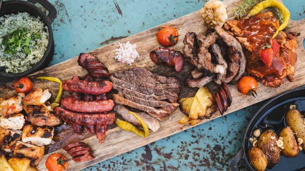 'A Praça' tem opções de petiscos, carnes, tábuas de queijos e enchidos e saladas frescas que fazem parte deste menu de verão