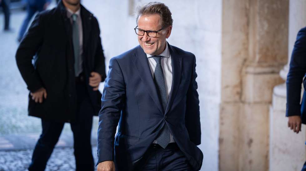 Luís Neves tomou posse como ministro da Administração Interna a 23 de fevereiro e sucedeu no cargo a Maria Lúcia Amaral, que se demitiu em 10 de fevereiro e foi exonerada no dia seguinte