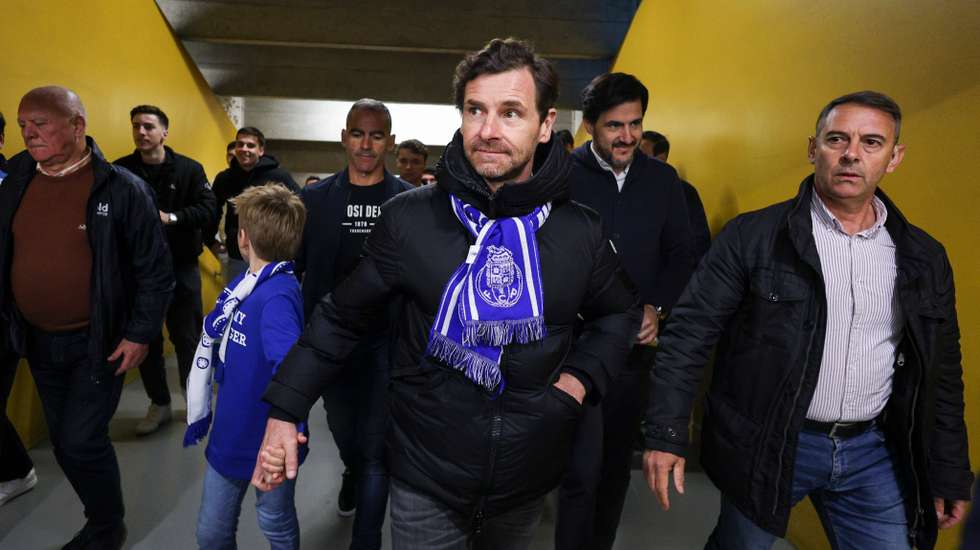 André Villas-Boas voltou a assistir ao jogo do FC Porto num lugar que não a tribuna, ao lado de Zubizarreta, João Borges e Tiago Madureira