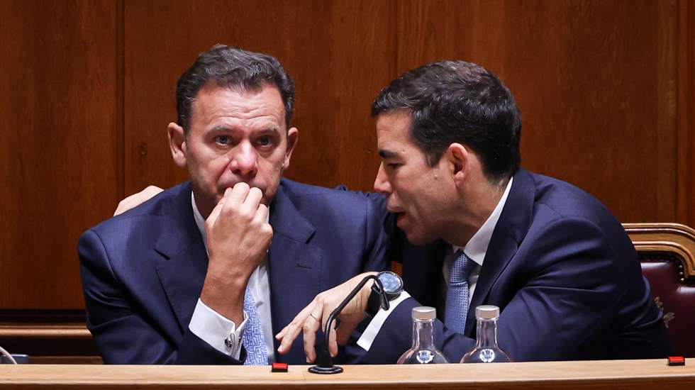 Luís Montenegro e António Leitão Amaro. Medidas confirmadas por Luís Montenegro já tinham sido anunciadas por outros governantes