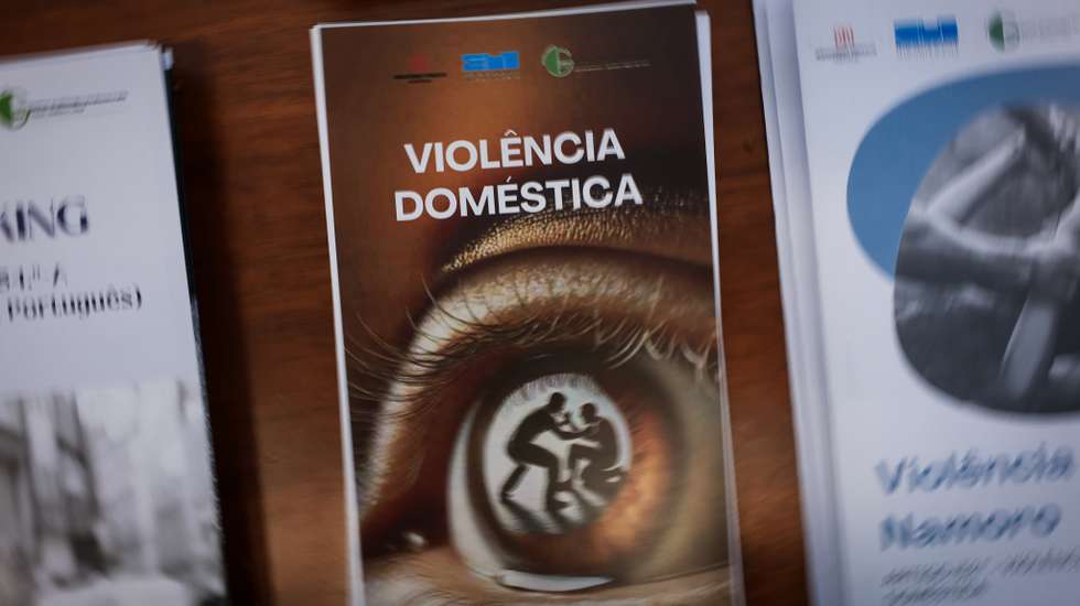 Estão igualmente disponíveis canais específicos de denúncia para cidadãos com surdez