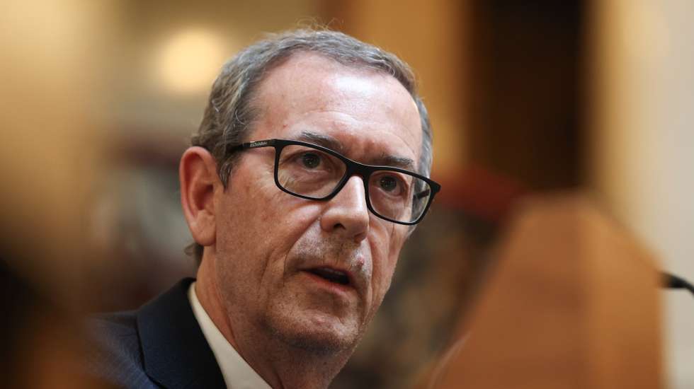 "A utilização abusiva dos serviços públicos de saúde por estrangeiros sobrecarrega o SNS e prejudica os utentes", defendeu Miguel Guimarães
