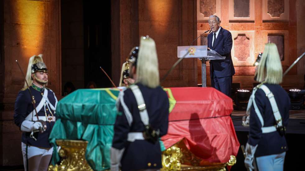 Da cerimónia fazem parte discursos e leitura de excertos da obra de Eça de Queiroz