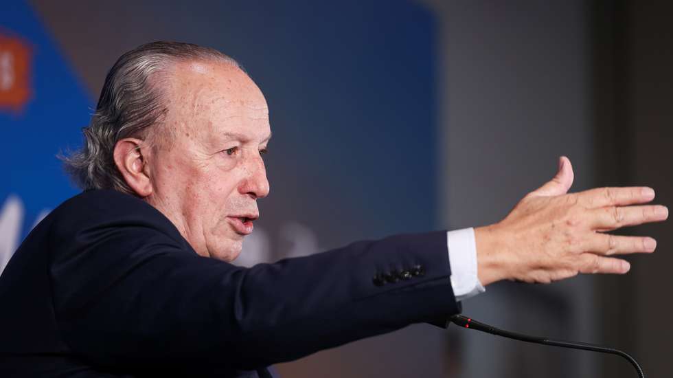 Pedro Santana Lopes disse que paralelamente procura financiamento público para o centro de congressos, que, a acontecer, implicaria um acordo com o promotor, que teria de manter a construção do hotel