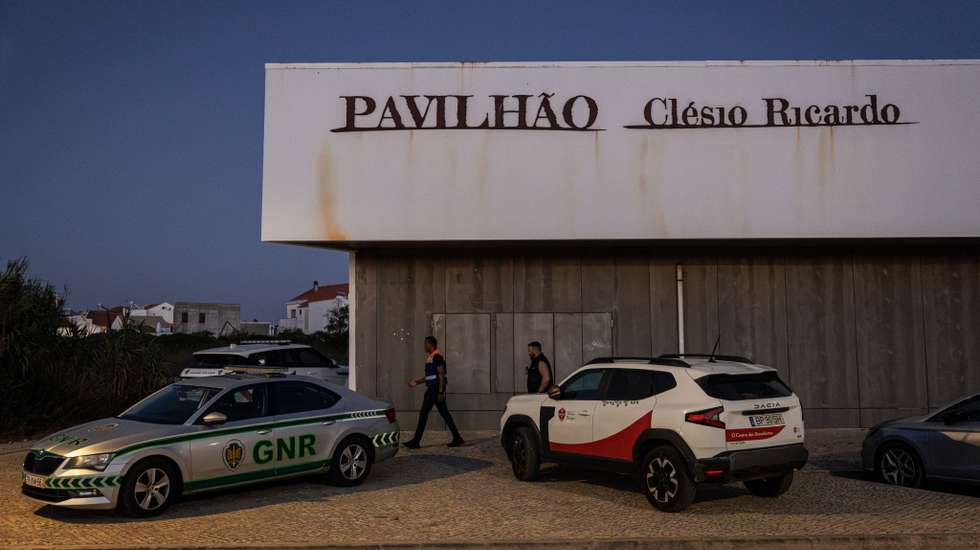 A Câmara diz que pavilhão onde os migrantes estão temporariamente não tem condições e precisa do local para as festas que começam na sexta-feira.