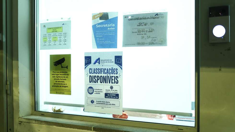 Flyers em protesto contra atrasos na divulgação das notas dos exames nacionais