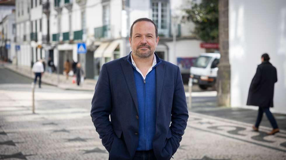 O líder dos socialistas nos Açores propôs a criação de programas de reinserção social para que as pessoas "possam obter a devida resposta, garantindo-lhes um caminho com dignidade, apoio e oportunidades"