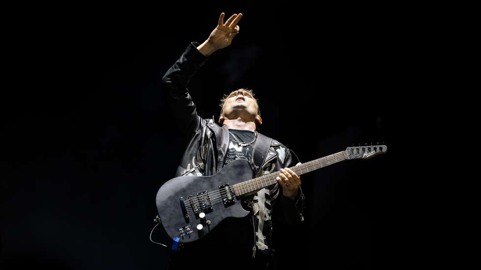 Os Muse, comandados por Matt Bellamy, e como que concordando que o direito ao entretenimento deve ser para todos e deve ser servido sem contenção, mandaram foguetes para o ar logo à terceira canção