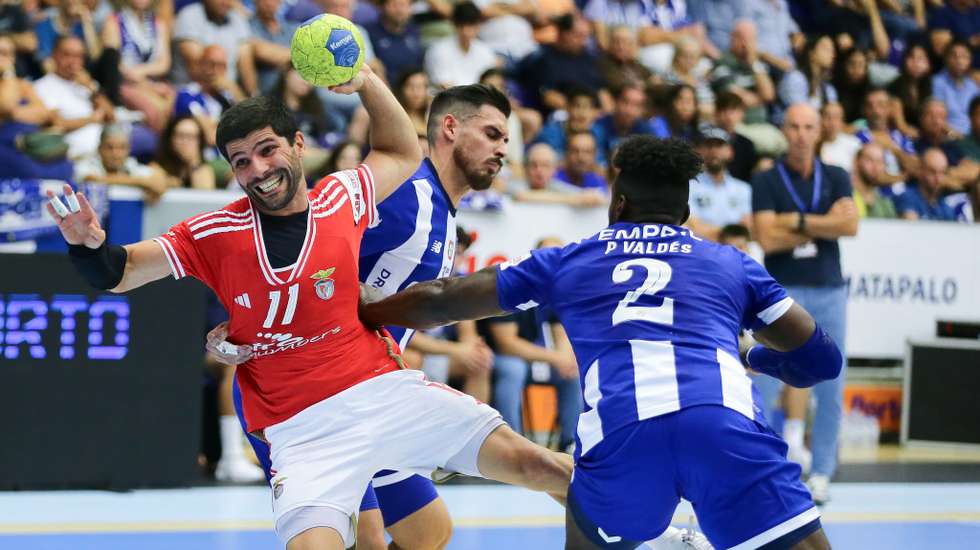 Benfica de Belone Moreira conseguiu quebrar histórico recente negativo frente ao FC Porto para garantir presença na final da Supertaça de andebol