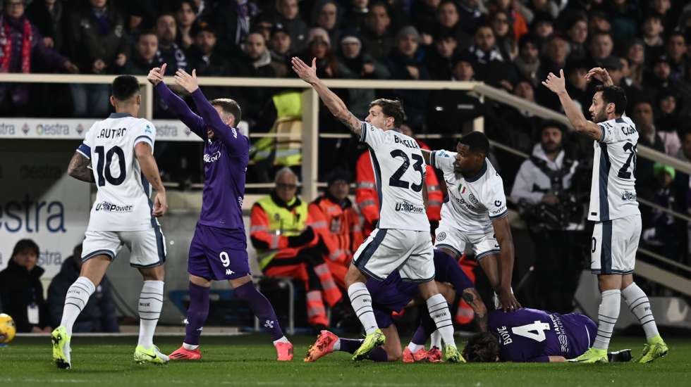 O jovem italiano caiu inanimado ainda durante a primeira parte do jogo entre a Fiorentina e o Inter