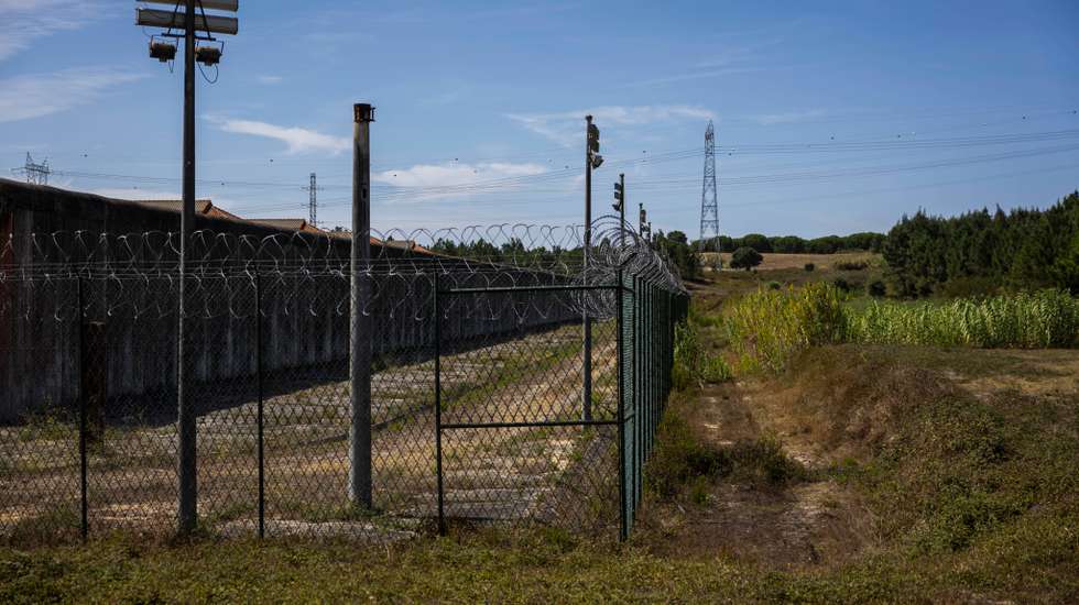 Na sequência de buscas foram detidos em flagrante delito os dois tripulantes, um homem e uma mulher estrangeiros, com 58 e 66 anos de idade, respetivamente