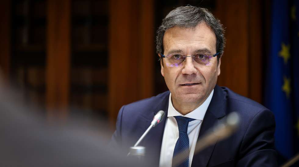 Uma vez que Hernâni Dias já não é governante, a sua presença no parlamento não é obrigatória e será enviado um convite para nova audição