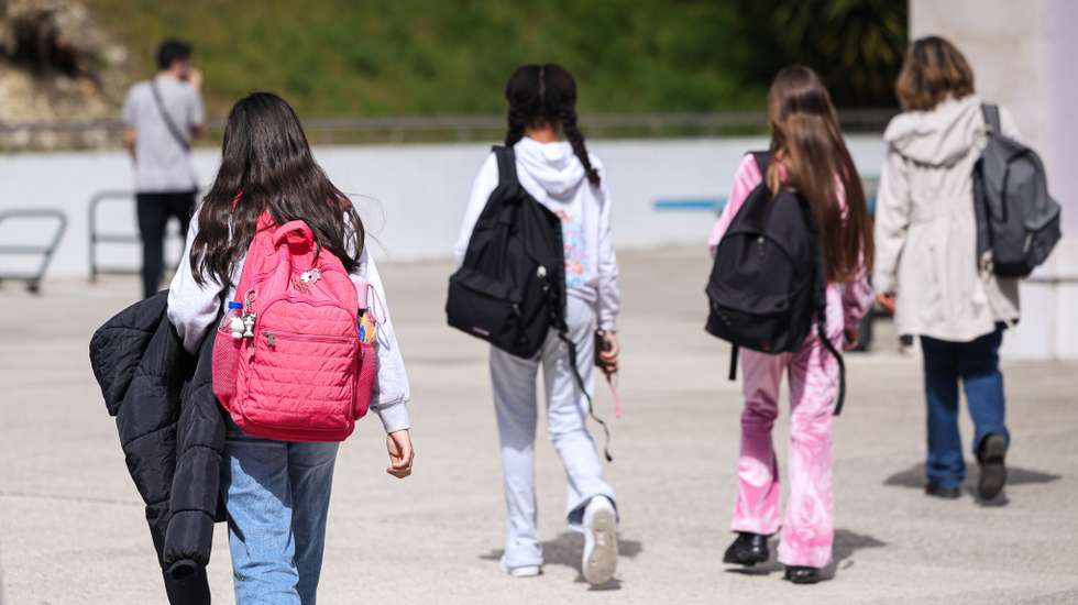 Pelas 15h50 mantinham-se na escola técnicos da empresa fornecedora de gás a vistoriar o equipamento