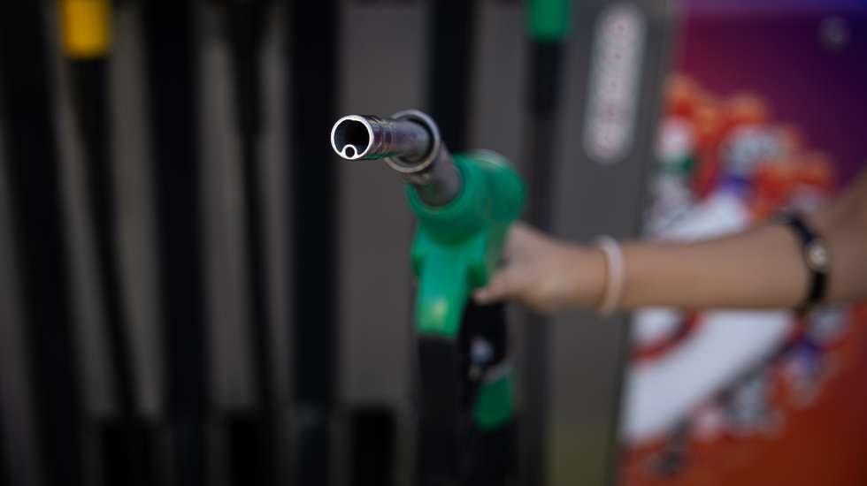 Transportava 150 jerricãs, com capacidade de 25 litros cada, perfazendo um total de 3.750 litros de gasolina, essencialmente destinados ao apoio do tráfico de droga