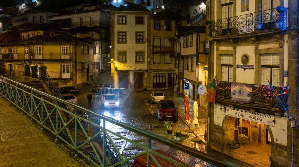 Já quanto à agitação marítima, o Porto "estará sob aviso amarelo, com ondas de 4 a 5 metros, entre 3h00 e as 6h00 de dia 17, terça-feira"