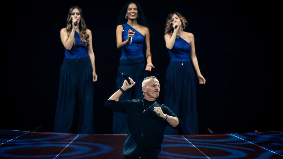 Ei-lo, Eros Ramazzotti, vestido de preto "não me comprometo", ele que se passeou pelo palco, de onde desceu ocasionalmente para abraçar as poucas dezenas de fãs que se rebelaram contra as cadeiras e para esboçar dois ou três movimentos de anca
