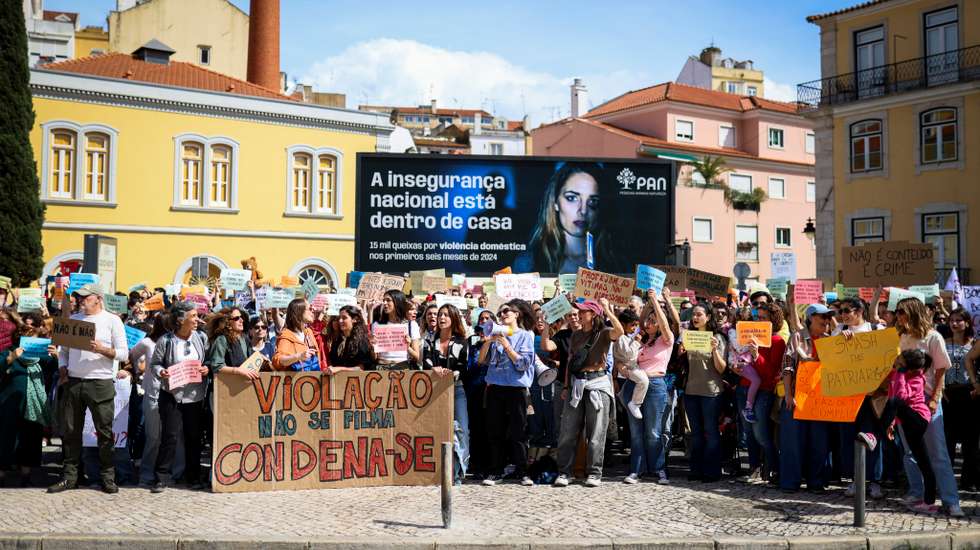 Manifestantes participam no protesto "Violação Não se Filma, Condena-se”, em frente à Assembleia da República, na sequência do caso do trio de influencers que se filmou a violar uma menor de 16 anos em Loures e divulgou o vídeo nas redes sociais, em Lisboa, 05 de abril de 2025. FILIPE AMORIM/LUSA