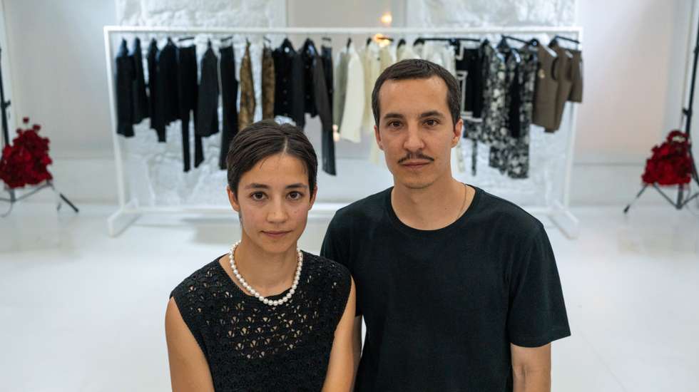 A dupla de designers com ateliê no Porto apresenta pela primeira vez uma coleção na passerelle da Paris Fashion Week
