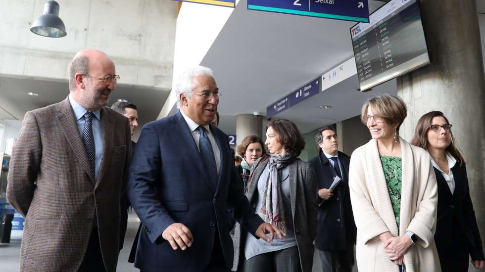 Marina Ferreira com António Costa e Matos Fernandes, o ministro do Ambiente que deu luz verde à renovação da frota.