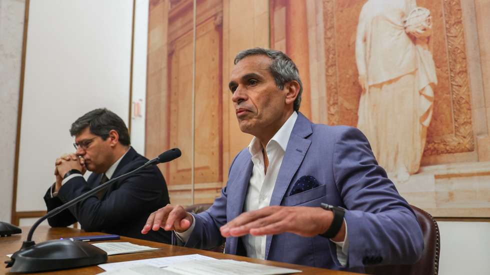 Carlos Pereira sentou-se ao lado de Eurico Brilhante Dias, que se manteve em silêncio e recusou mesmo responder a perguntas