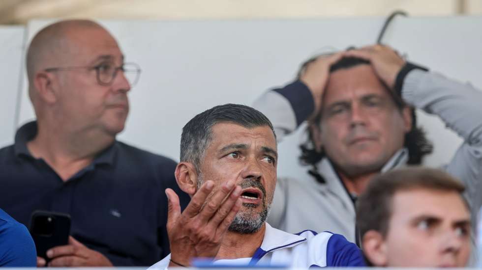 Sérgio Conceição assistiu ao encontro em Moreira de Cónegos num camarote. FC Porto leva 13 vitórias e um empate sem o treinador principal no banco por castigo