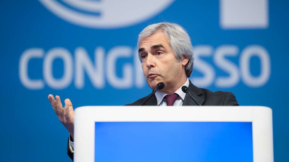 Presidente do CDS-PP é ministro da Defesa e anunciou medida concertada com Montenegro