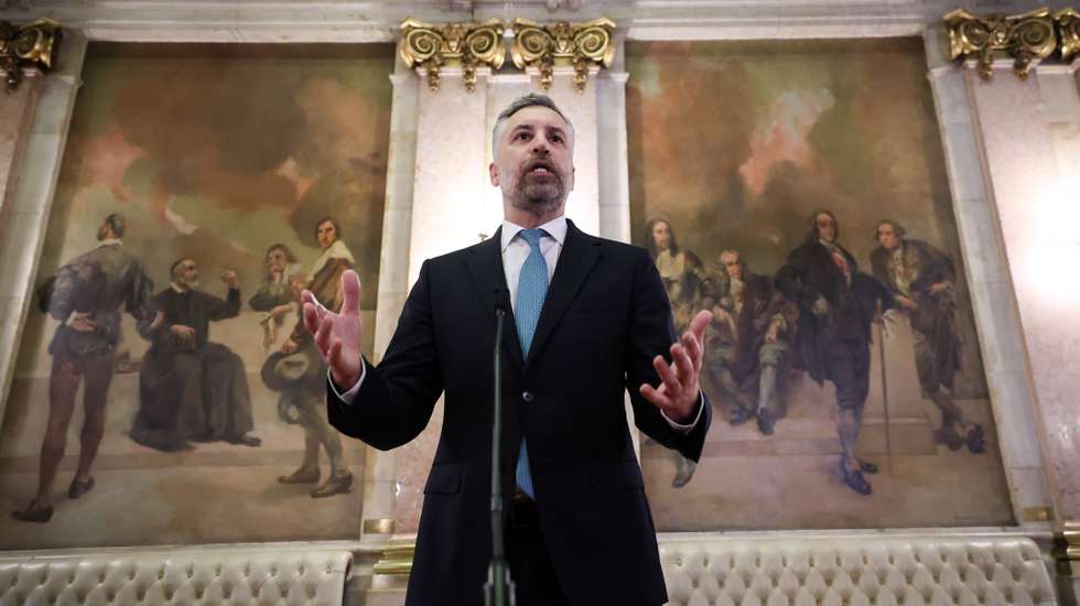Socialista só enviou respostas pedidas pelo PSD no dia em que o Parlamento foi dissolvido