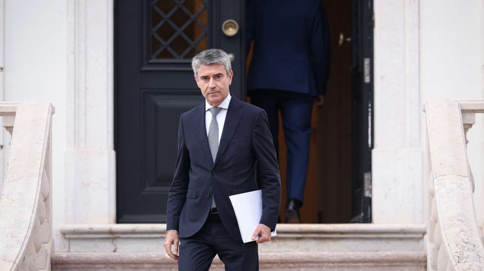 José Luís Carneiro é líder do PS desde junho de 2025, substituindo Pedro Nuno Santos após a sua demissão depois dos resultados das eleições legislativas