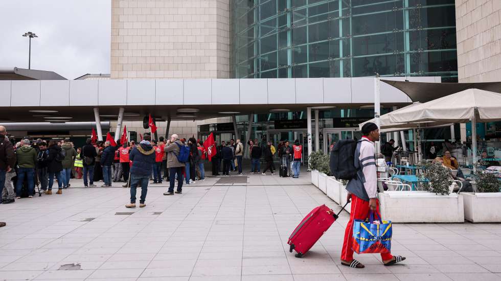 O documento acrescenta que a impossibilidade de aplicar medidas alternativas ou realizar transferências entre centros de instalação temporária não justifica a "pernoita na zona internacional do aeroporto, nomeadamente, na zona de embarque e de segunda linha"