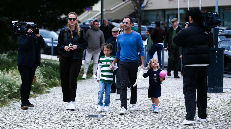 Frederico Varandas chegou acompanhado pela mulher Katarina Larsson, antiga atleta do triatlo leonino, e os filhos Santiago e Petra