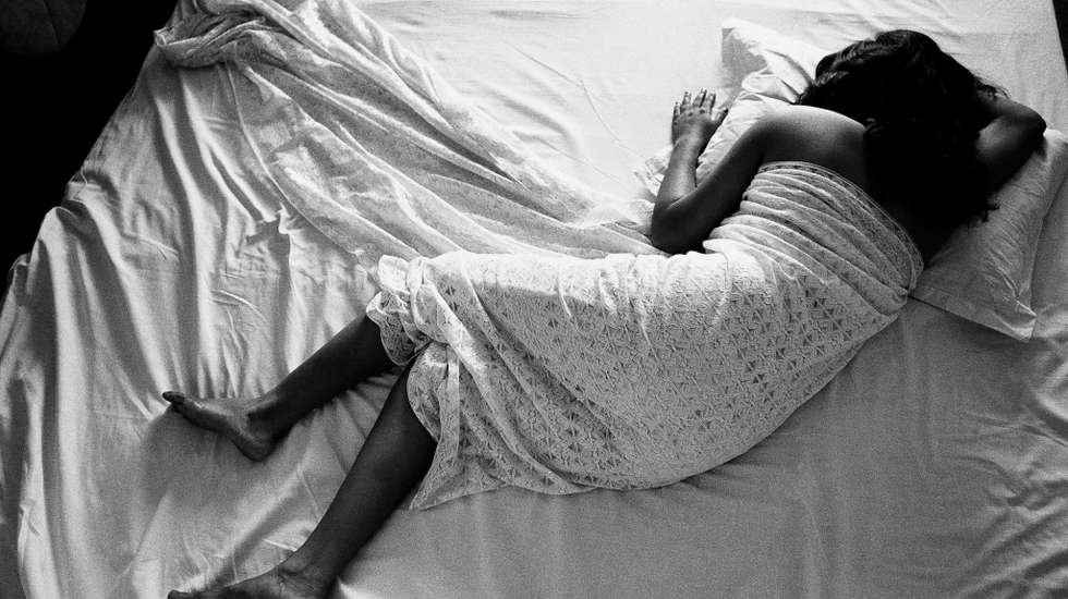 Mulher a dormir na cama