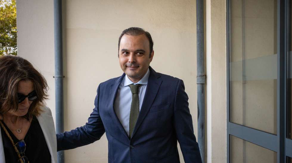 “As alegadas contrapartidas prometidas a Joaquim Pinto Moreira e Miguel Reis foram solicitadas pelos próprios”, referiu em tribunal Francisco Pessegueiro (de blazer azul claro, ao centro da fotografia)