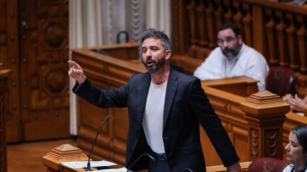 O deputado único do BE questionou o Governo sobre garantias de que não haverá cortes em setores sociais
