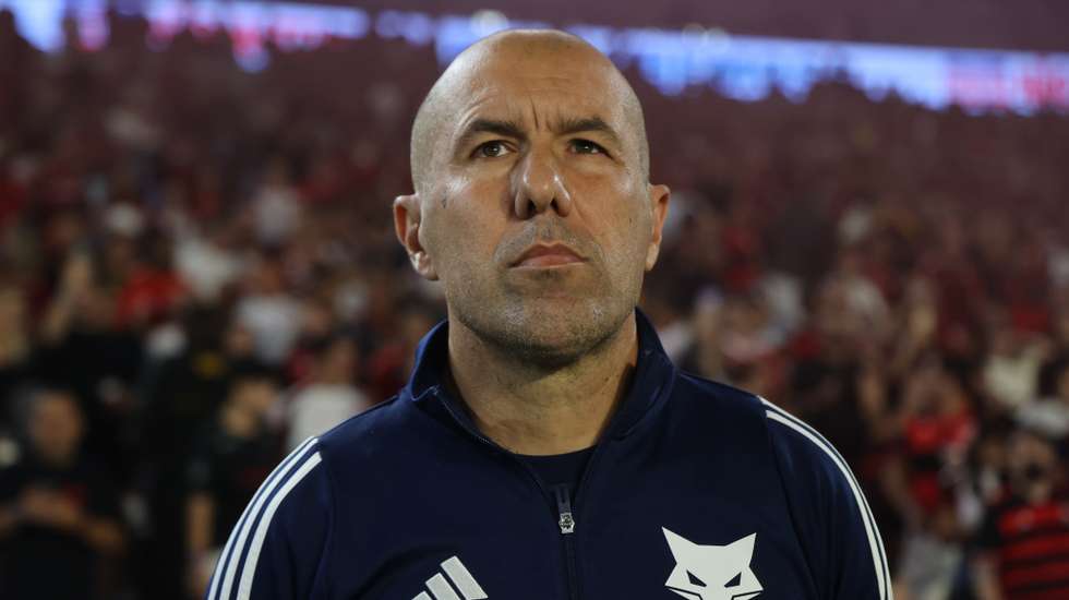 O técnico de 51 anos já foi campeão na Grécia, em França e nos EAU